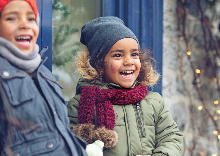 children-smiling-outside-in-the-winter-767x544.webp