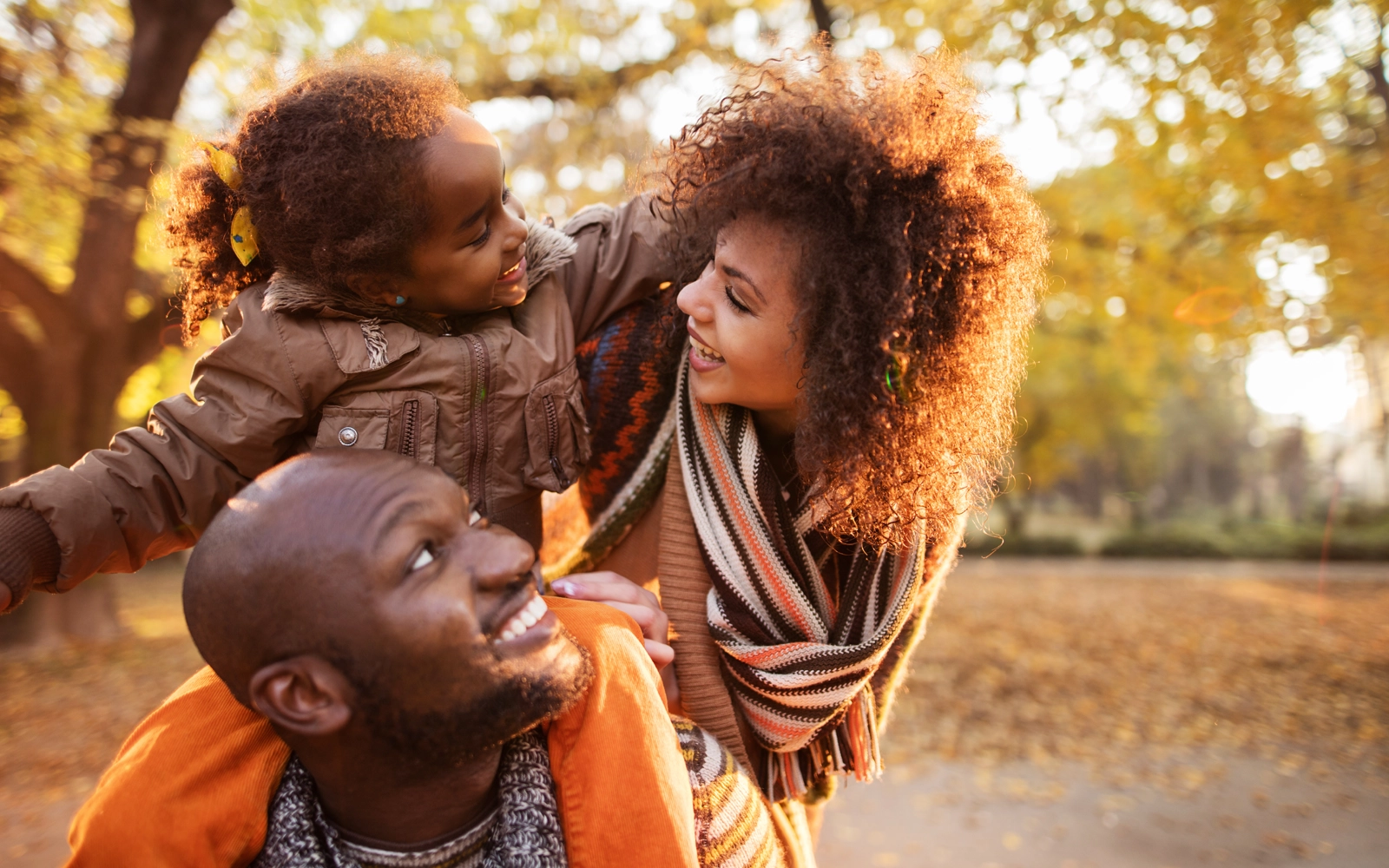 family-playing-outside-in-the-fall-1600x1000.webp