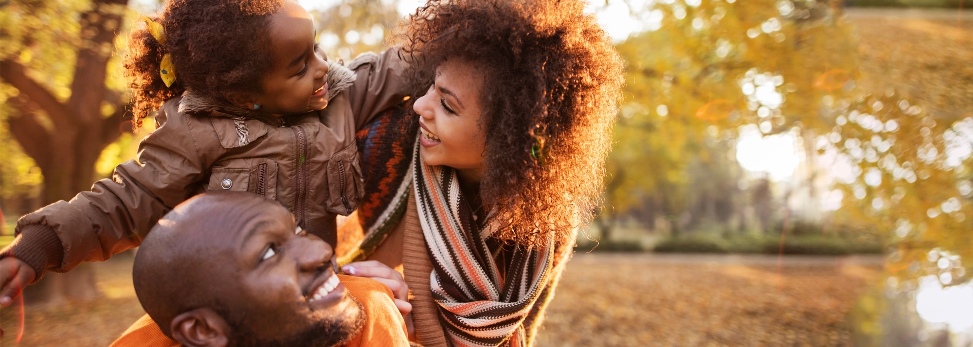 family-playing-outside-in-the-fall-2000x714.webp